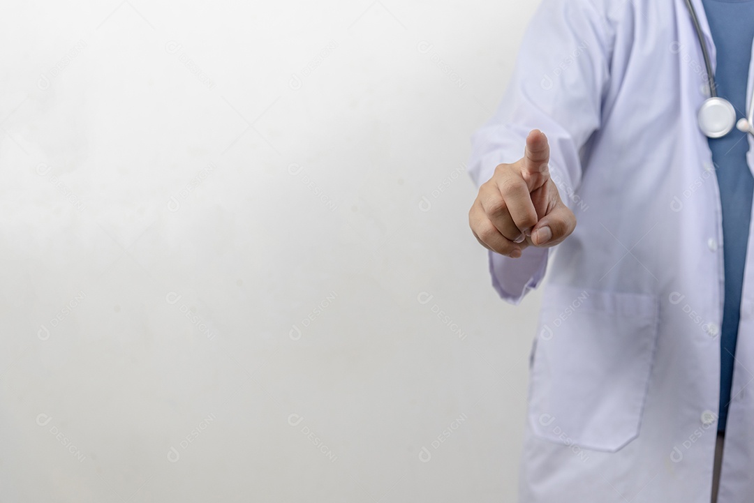 Médico pressionando o botão na tela virtual no espaço de cópia de fundo para texto.