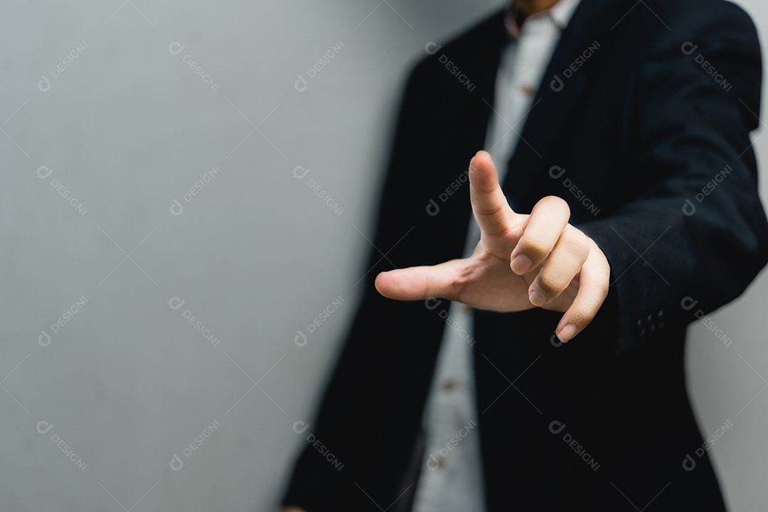 Empresário pressionando o botão virtual