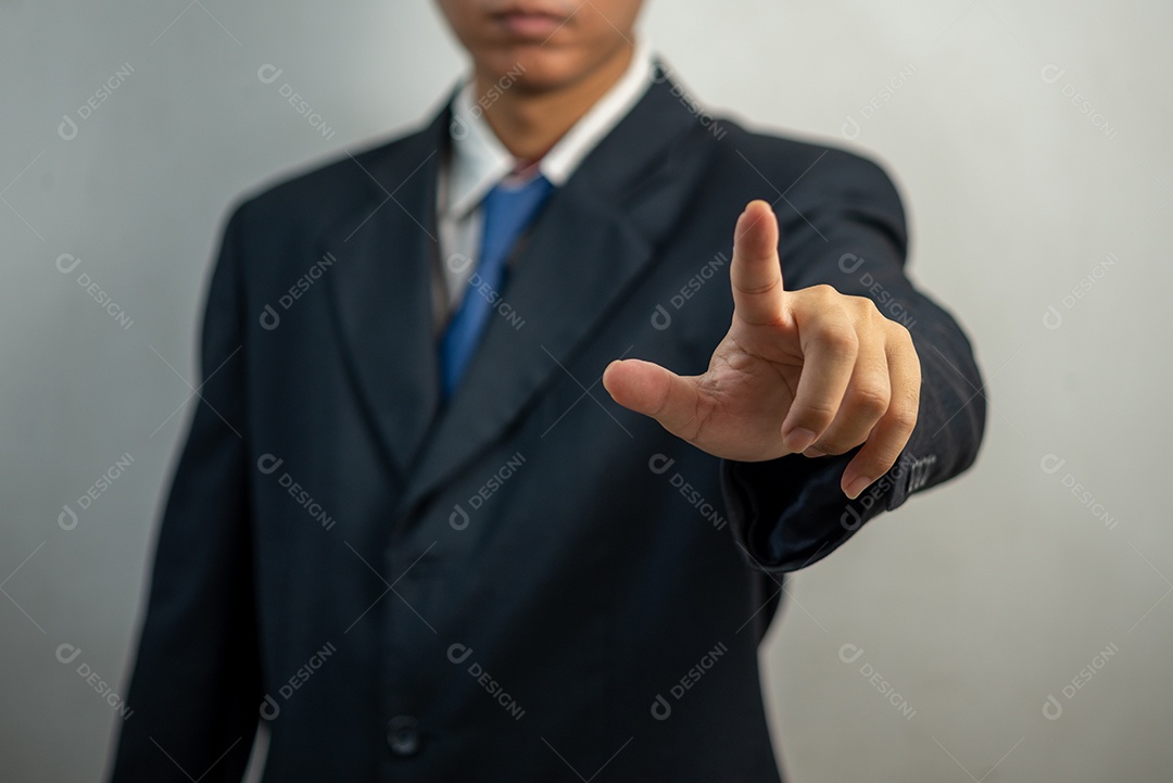 Empresário pressionando o botão virtual