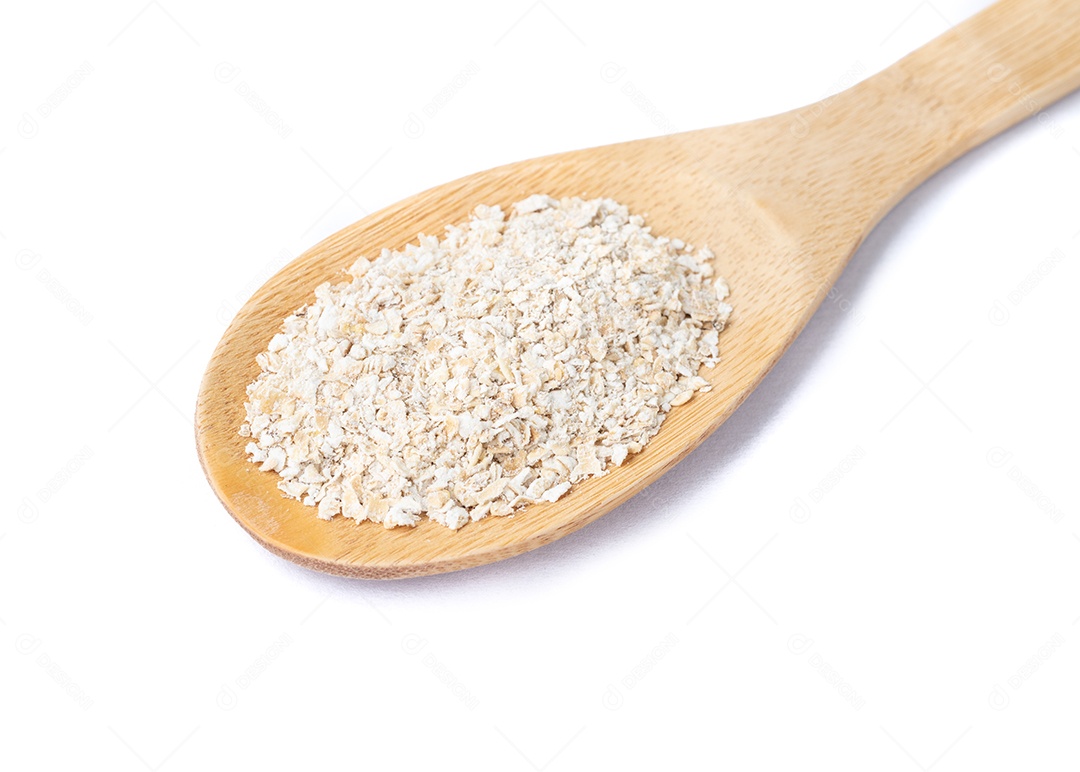 Farelo de aveia em uma colher isolada sobre fundo branco.