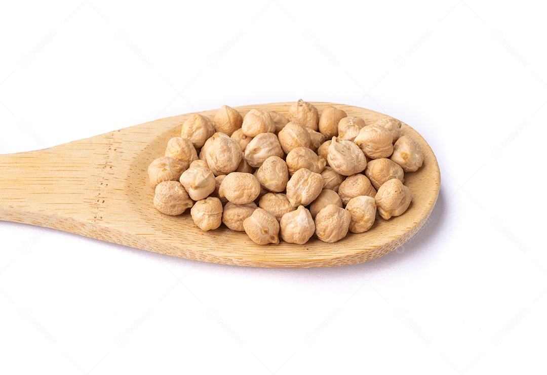 Grão de bico em uma colher isolada sobre fundo branco.