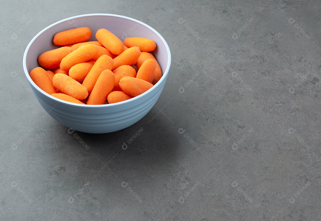 Cenouras em uma tigela sobre fundo de pedra