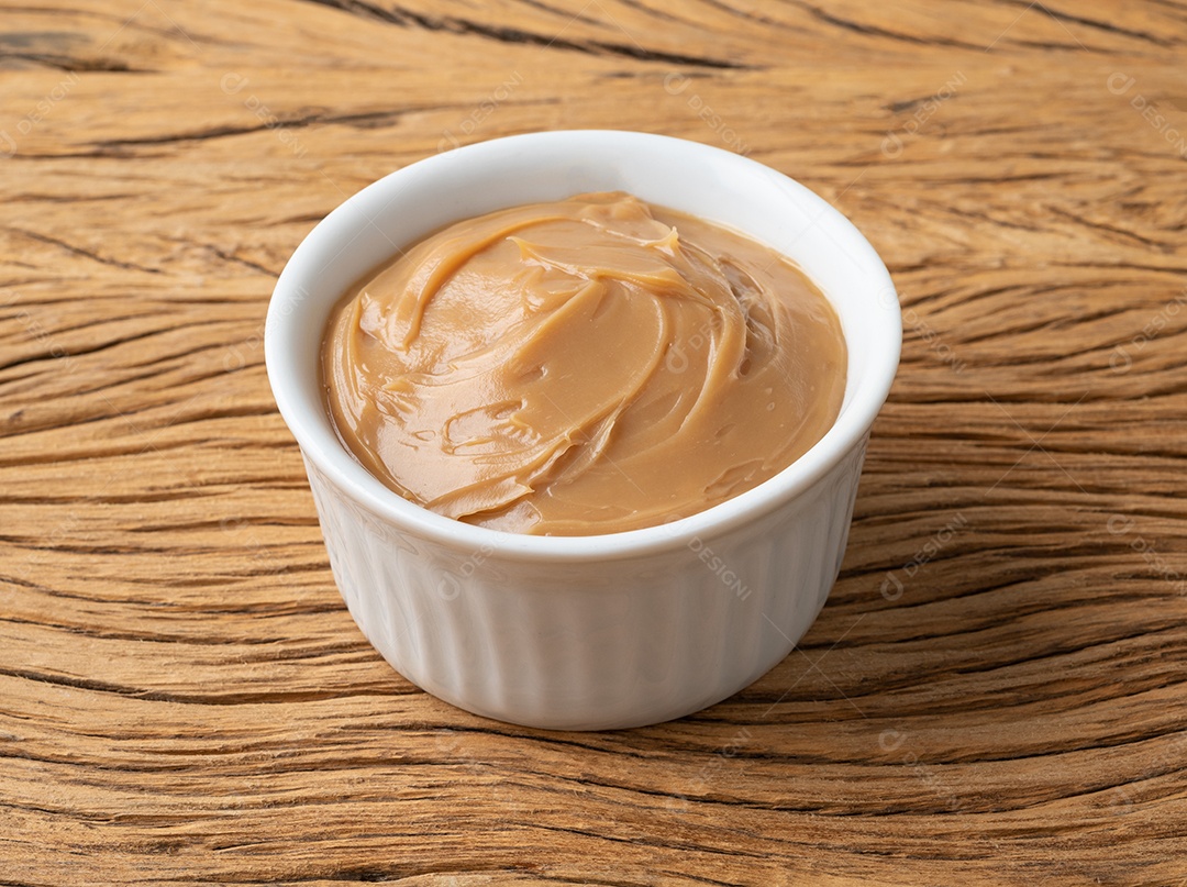 Doce de leite, doce de leite cremoso tradicional brasileiro sobre mesa de madeira
