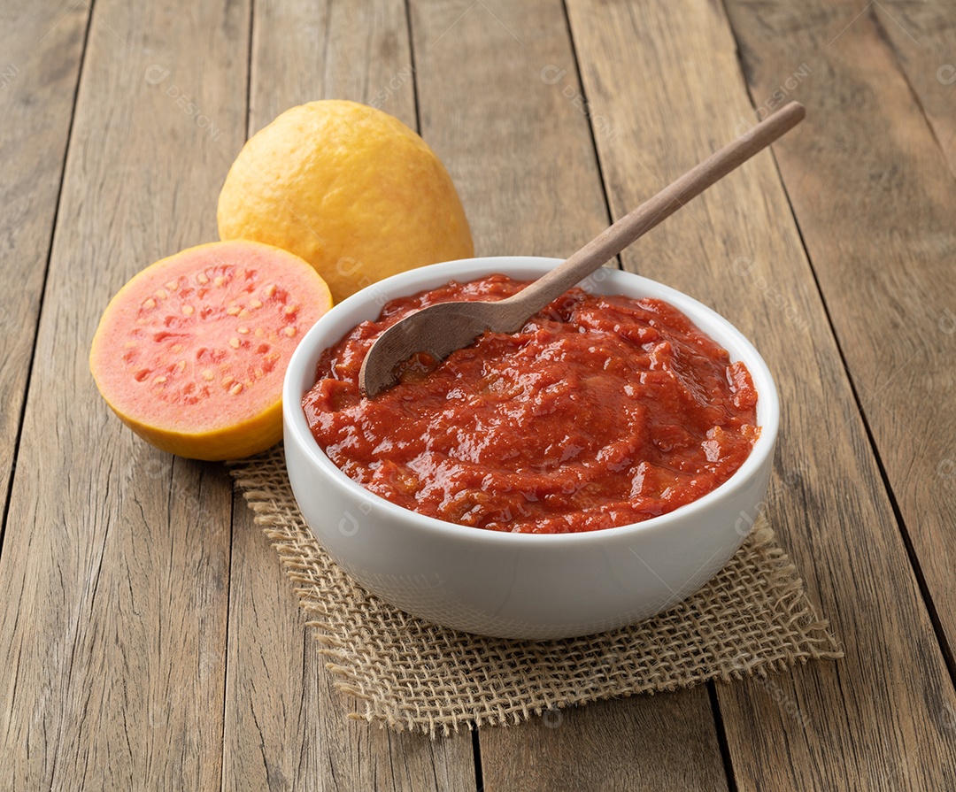 Goiabada, doce de goiaba cremosa brasileira tradicional com frutas sobre a mesa de madeira.