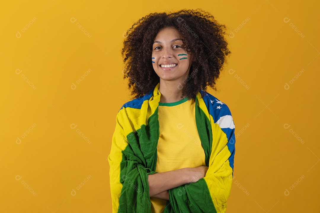Mulher afro-brasileira vestindo camiseta do Brasil fazendo gestos