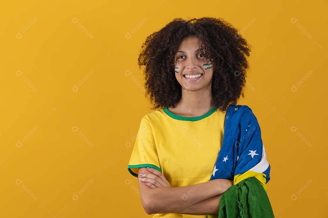 Mulher afro-brasileira vestindo camiseta do Brasil fazendo gestos