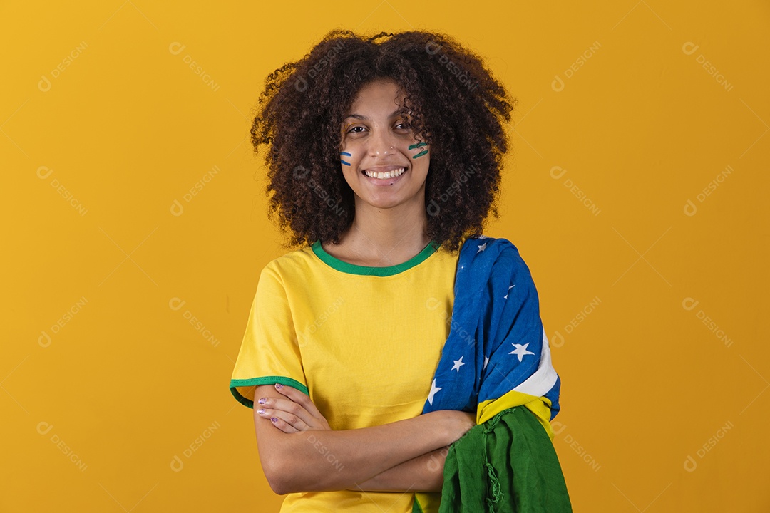 Mulher afro-brasileira vestindo camiseta do Brasil fazendo gestos