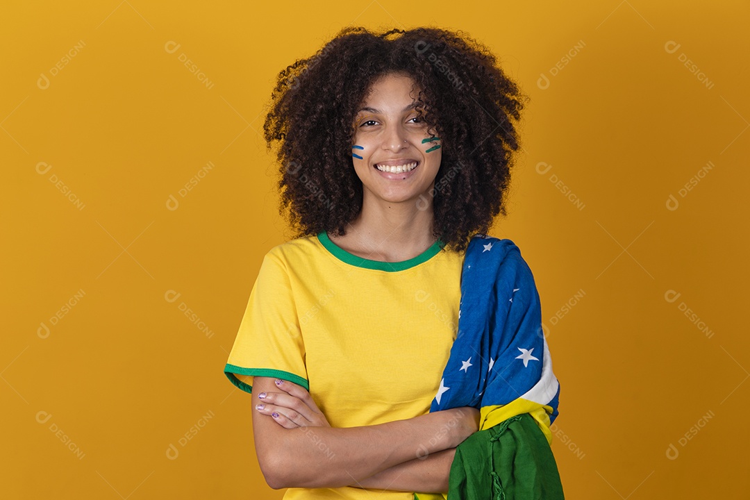 Mulher afro-brasileira vestindo camiseta do Brasil fazendo gestos