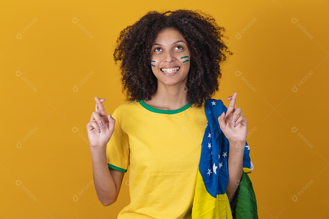 Mulher afro-brasileira vestindo camiseta do Brasil fazendo gestos