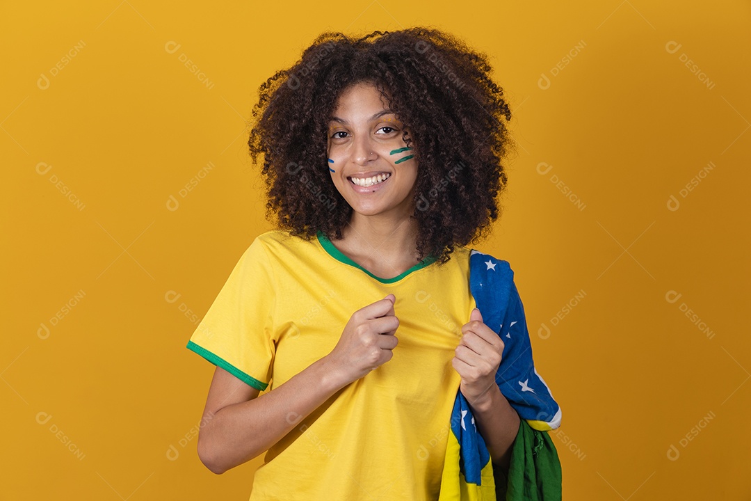 Mulher afro-brasileira vestindo camiseta do Brasil fazendo gestos