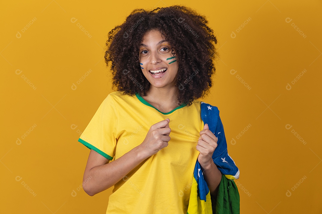 Mulher afro-brasileira vestindo camiseta do Brasil fazendo gestos