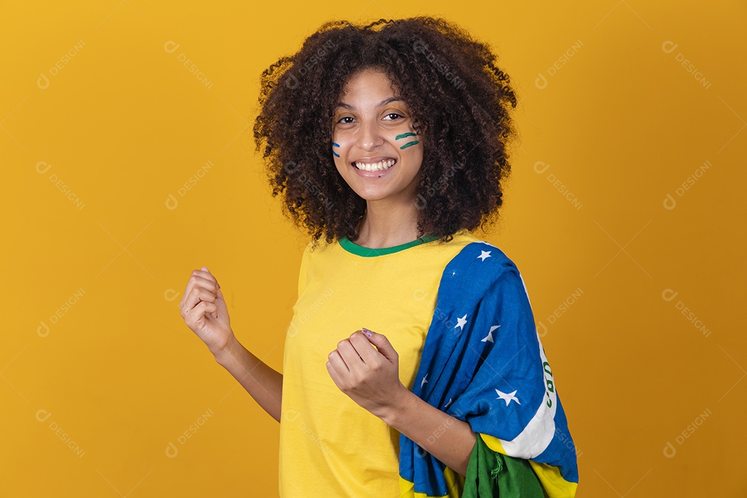 Mulher afro-brasileira vestindo camiseta do Brasil fazendo gestos