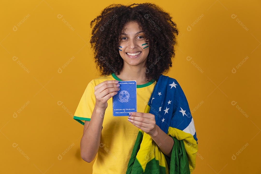 Mulher afro-brasileira vestindo camiseta do Brasil e segurando uma carteira de trabalho