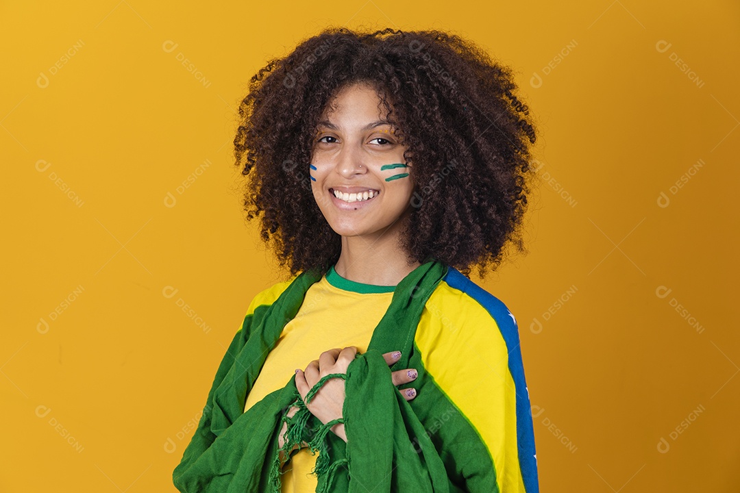 Mulher afro-brasileira vestindo camiseta do Brasil e bandeira nacional