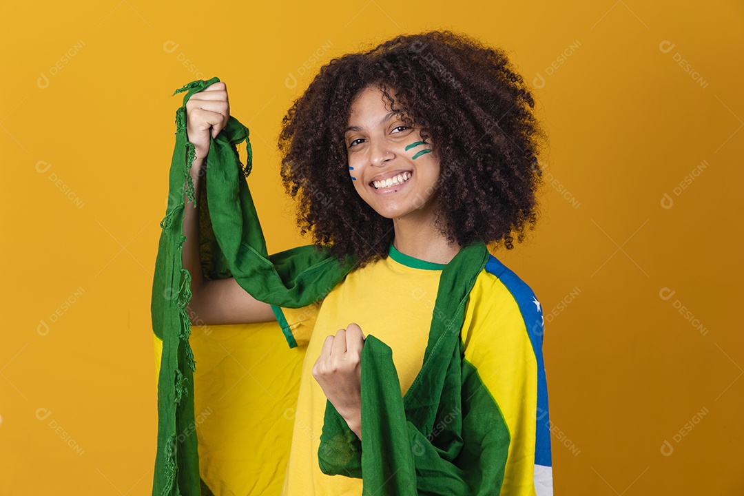 Mulher afro-brasileira vestindo camiseta do Brasil e bandeira nacional