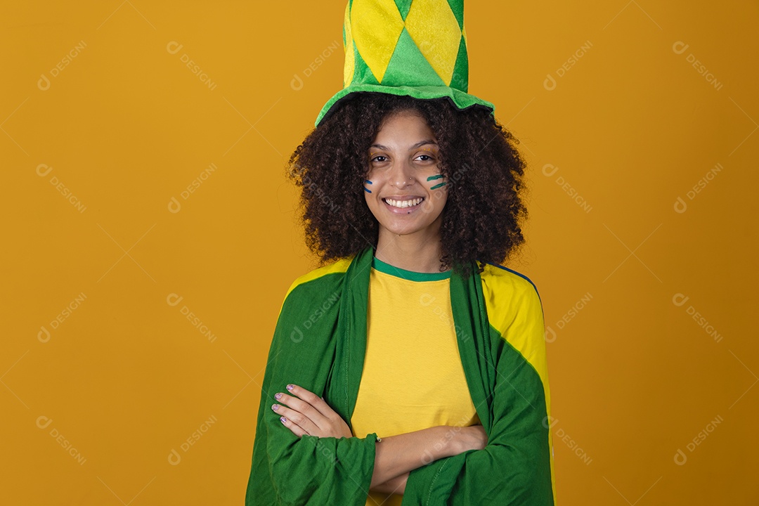 Mulher afro-brasileira vestindo camiseta do Brasil com chapéu de torcida