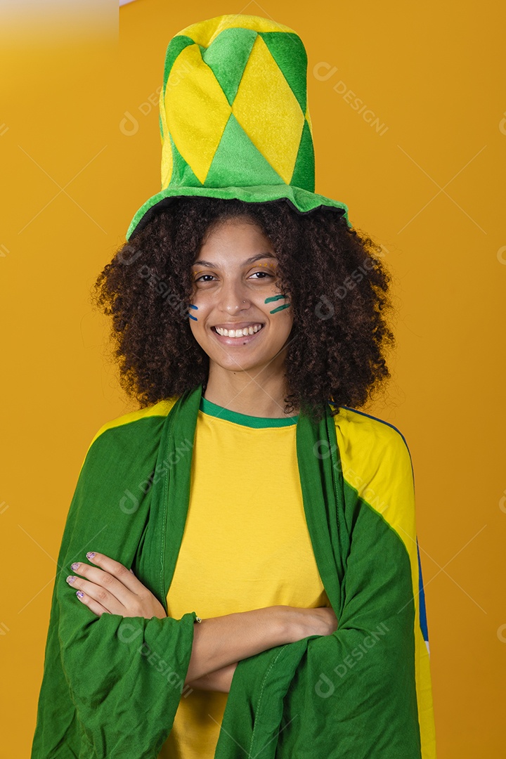 Mulher afro-brasileira vestindo camiseta do Brasil com chapéu de torcida