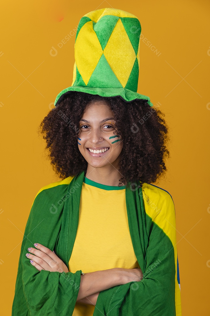 Mulher afro-brasileira vestindo camiseta do Brasil com chapéu de torcida