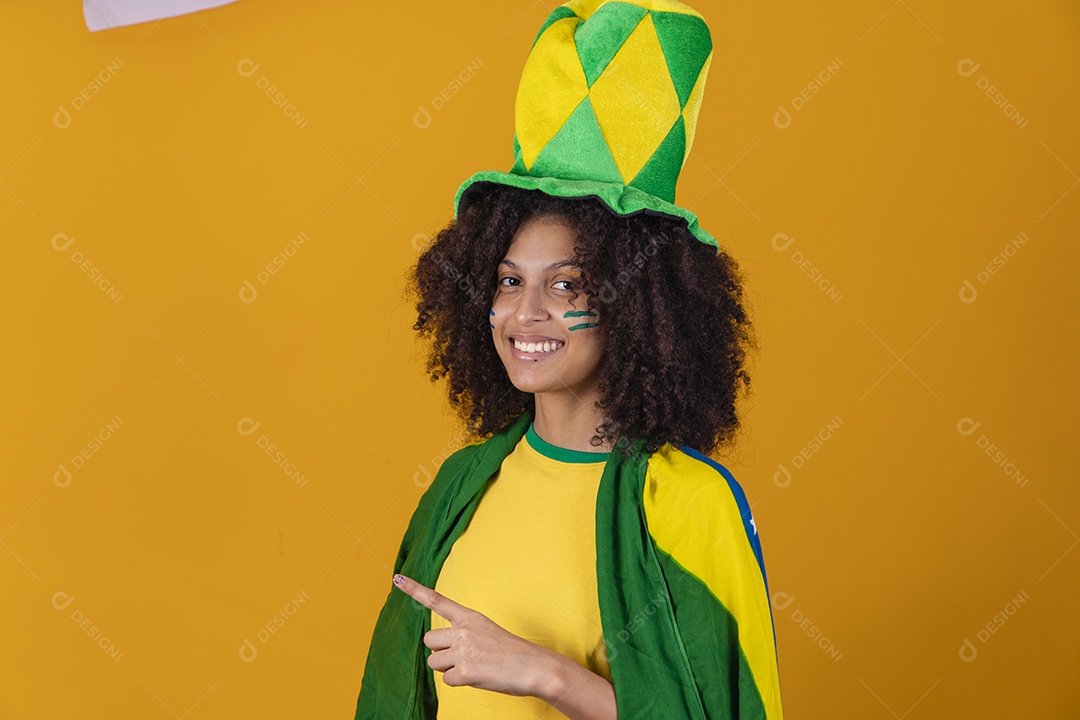 Mulher afro-brasileira vestindo camiseta do Brasil com chapéu de torcida