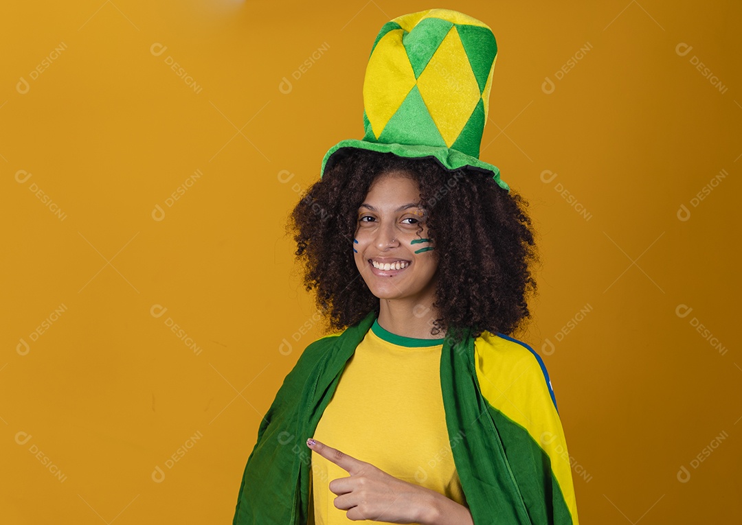 Mulher afro-brasileira vestindo camiseta do Brasil com chapéu de torcida