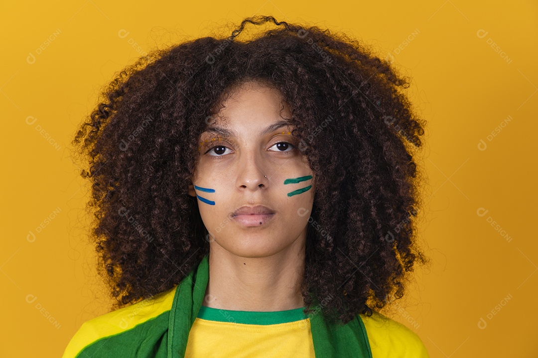 Mulher afro-brasileira vestindo camiseta do Brasil e bandeira nacional