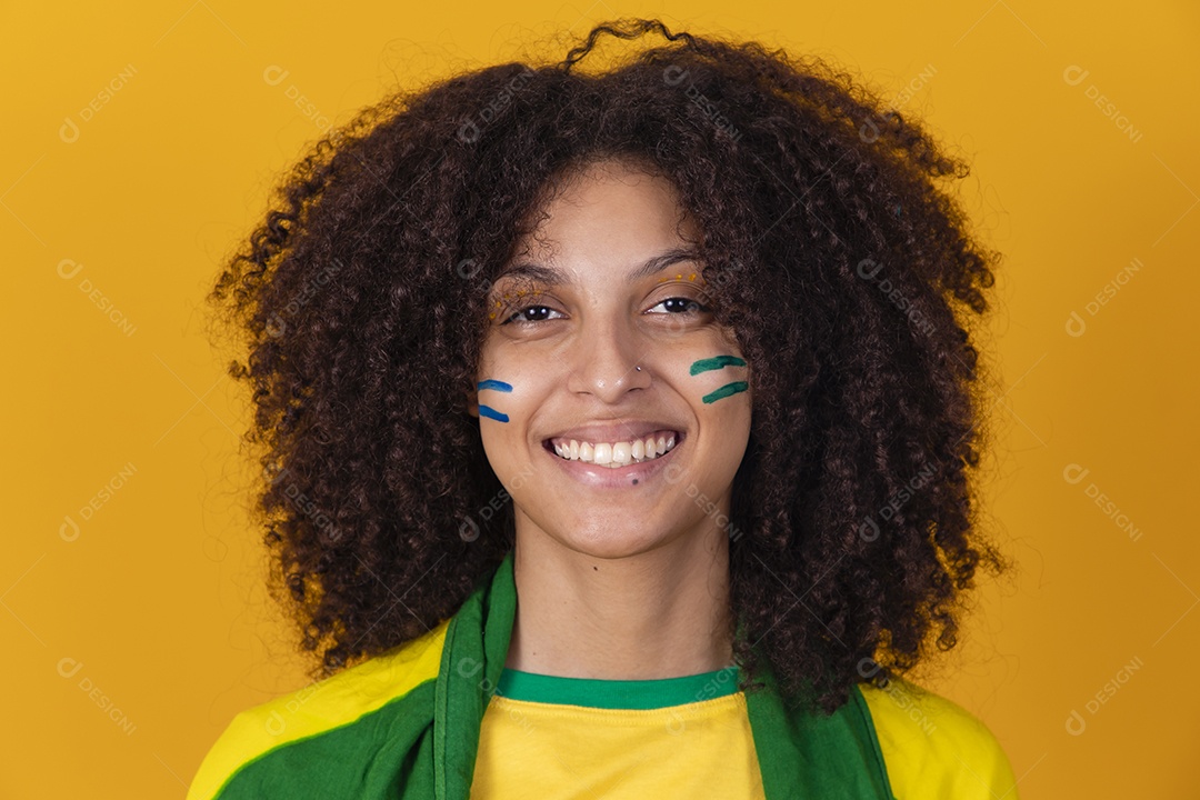 Mulher afro-brasileira vestindo camiseta do Brasil e bandeira nacional