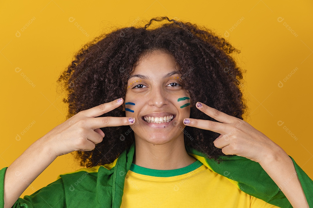 Mulher afro-brasileira vestindo camiseta do Brasil e bandeira nacional