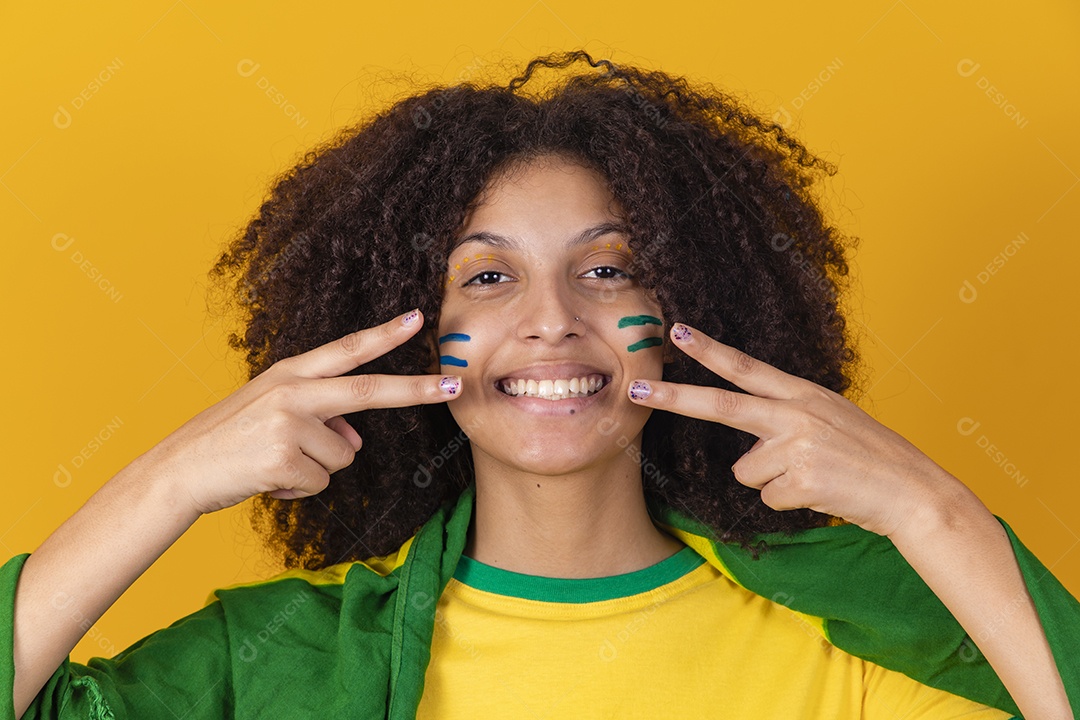 Mulher afro-brasileira vestindo camiseta do Brasil e bandeira nacional