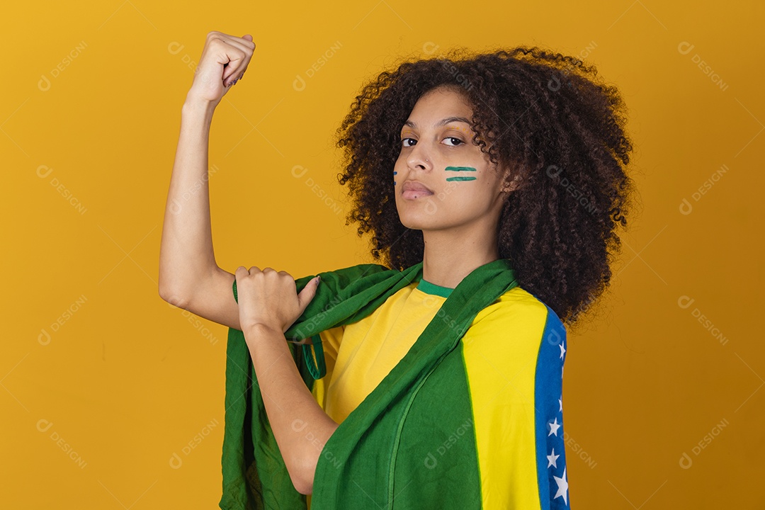 Mulher afro-brasileira vestindo camiseta do Brasil e bandeira nacional