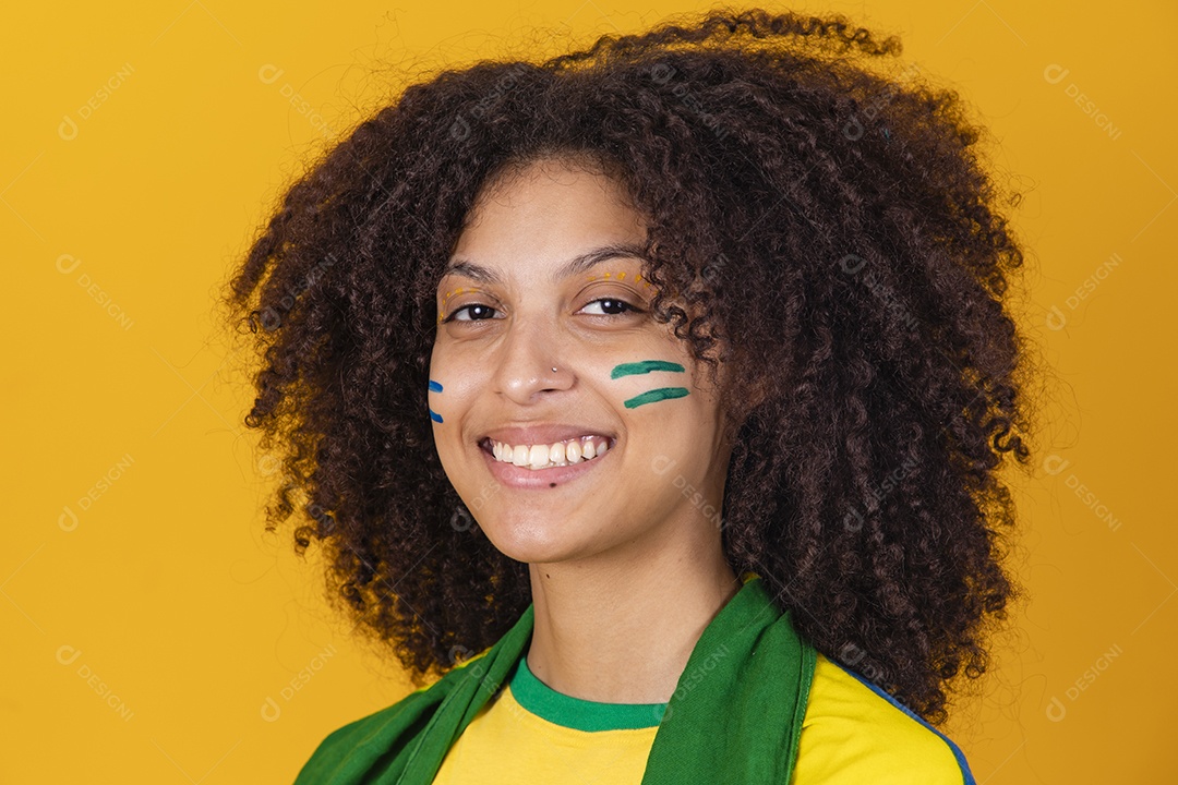 Mulher afro-brasileira vestindo camiseta do Brasil e bandeira nacional