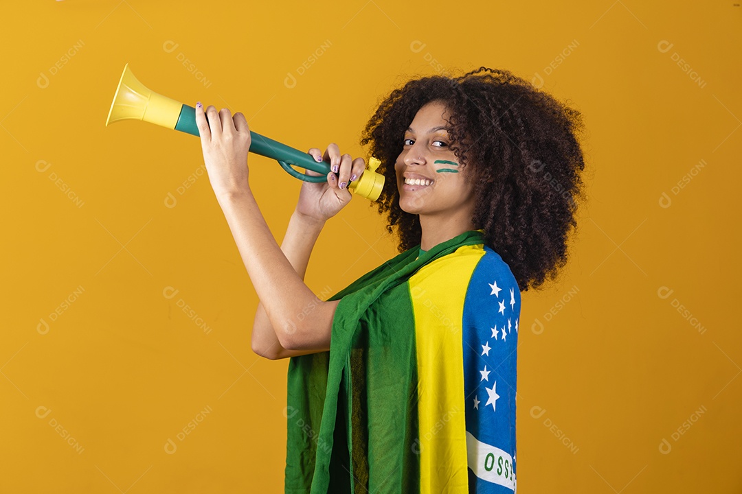 Mulher afro-brasileira vestindo camiseta do Brasil com acessório de torcida