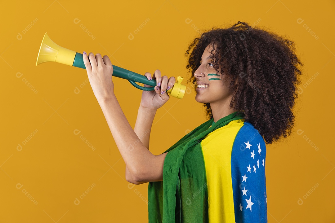 Mulher afro-brasileira vestindo camiseta do Brasil com acessório de torcida