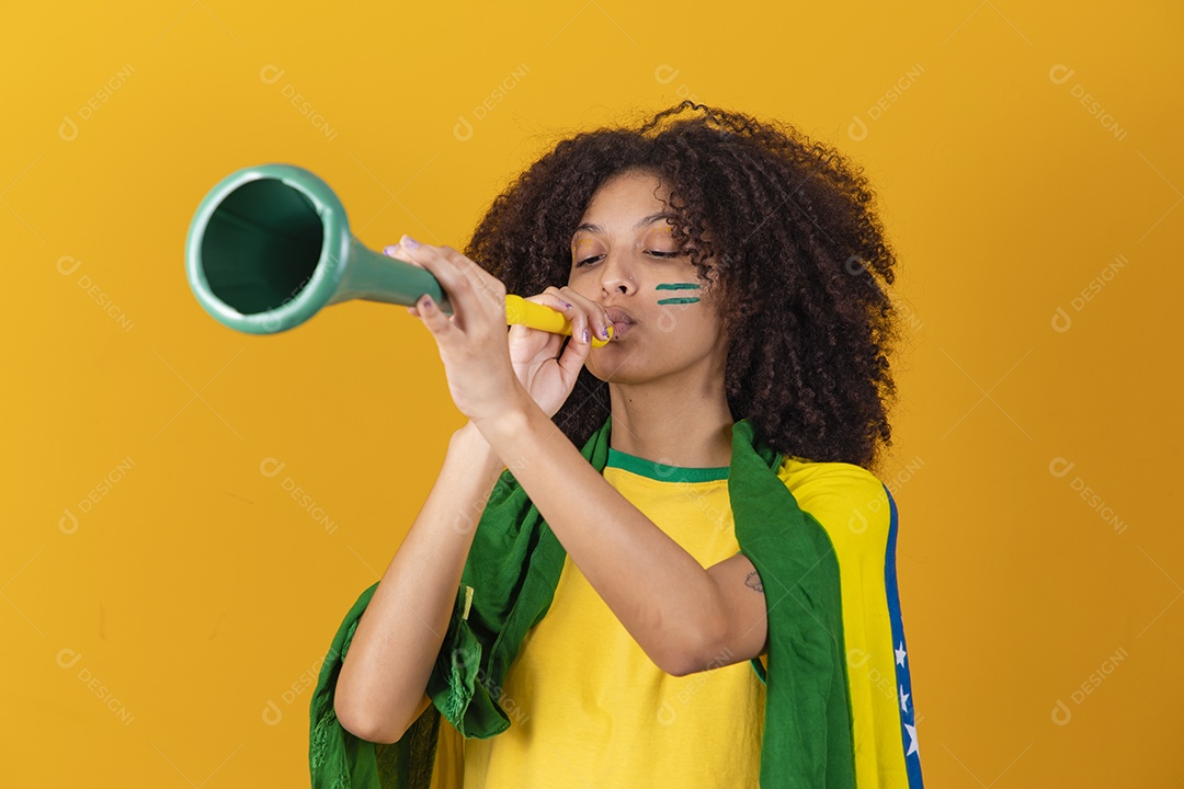 Mulher afro-brasileira vestindo camiseta do Brasil com acessório de torcida