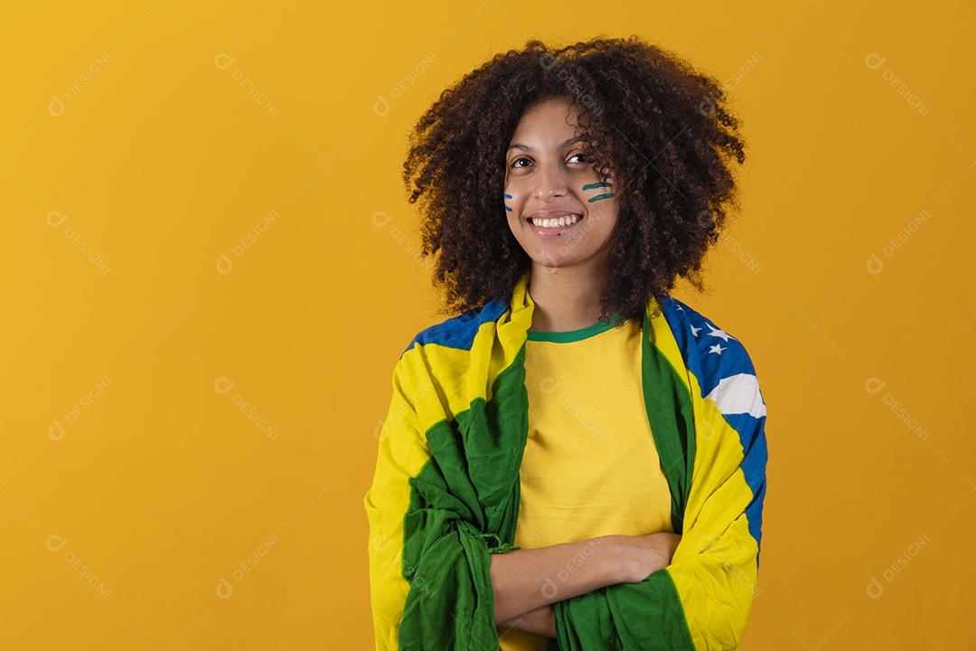 Mulher afro-brasileira usando bandeira do Brasil