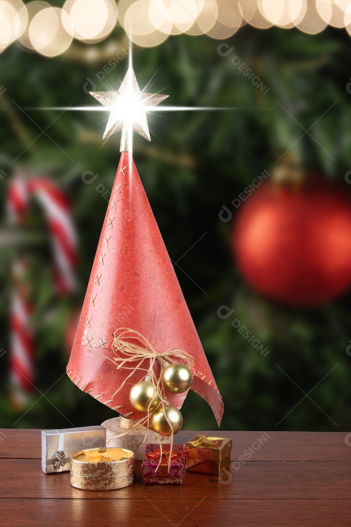 Decoração de Natal. Árvore de Natal com presentes em fundo desfocado de Natal.