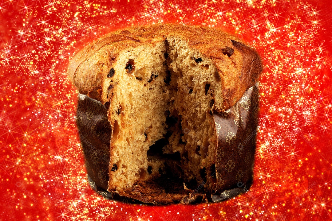 Panetone com pedaço de comida de natal tradicional fatiado com fundo vermelho.