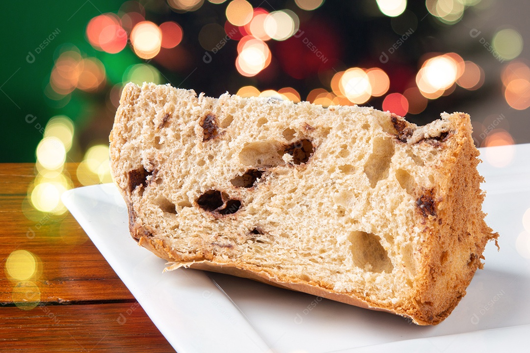 Decoração de Natal. Papai Noel com presentes em um fundo desfocado de Natal.