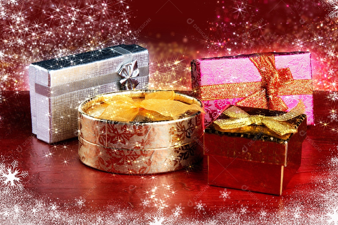 Presentes de Natal na mesa vermelha com luzes desfocadas no fundo.