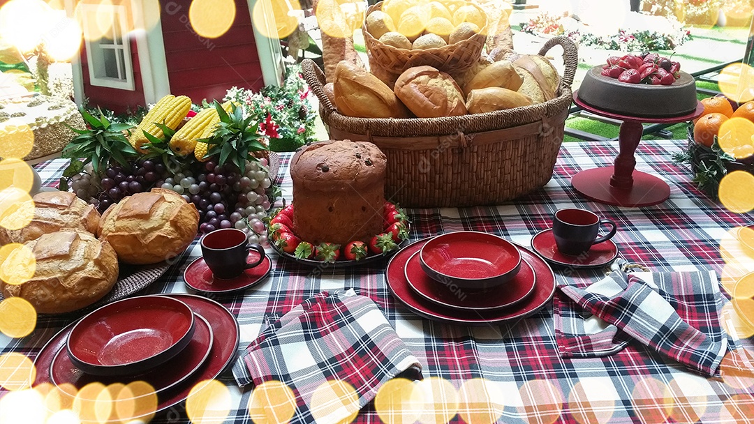 Mesa decorada para a festa de Natal.