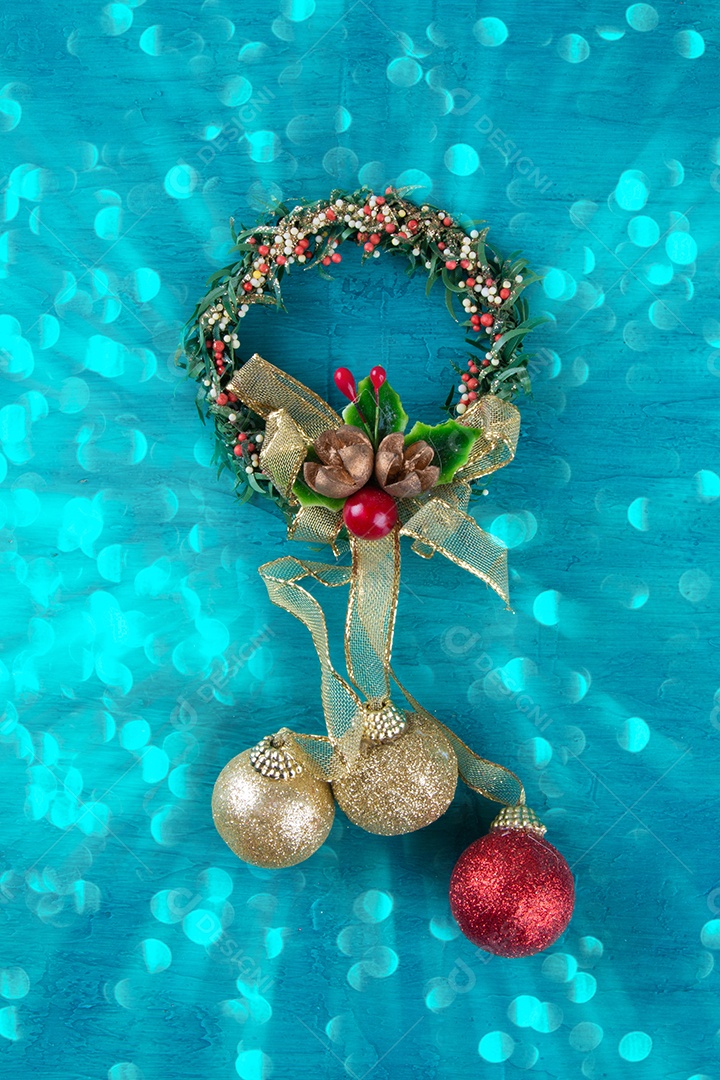 Decoração tradicional de Natal. Coroa de flores com fundo azul.