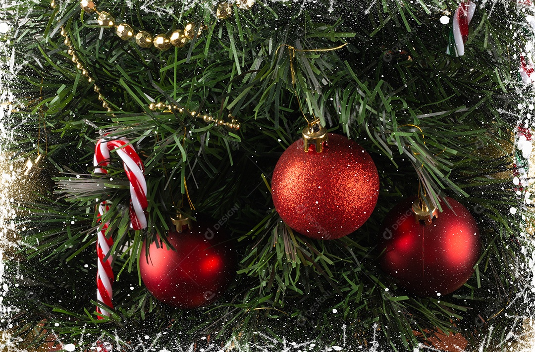 Árvore de Natal. Decoração tradicional de Natal. fundo desfocado.