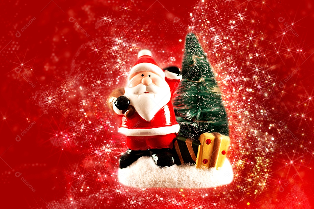 Decoração de Natal com árvore de Natal com fundo vermelho e luzes.