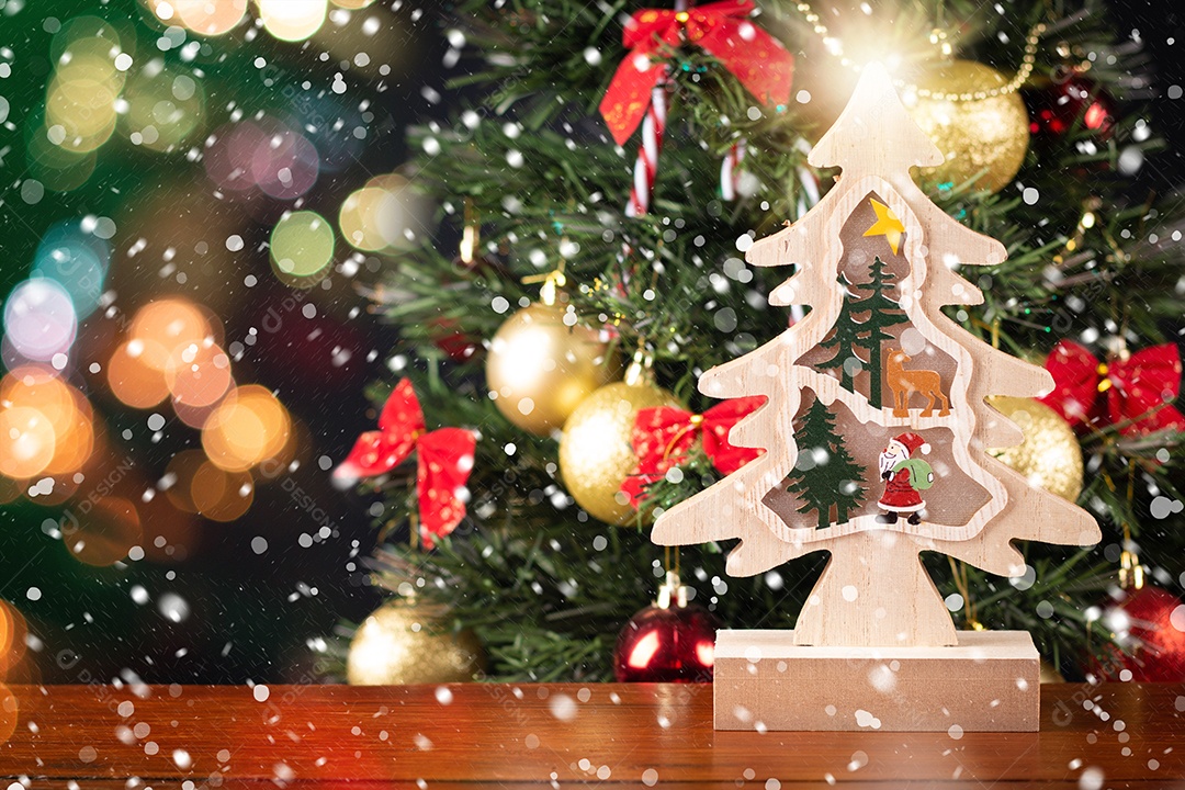 Árvore de Natal. Decoração tradicional de Natal. fundo desfocado.