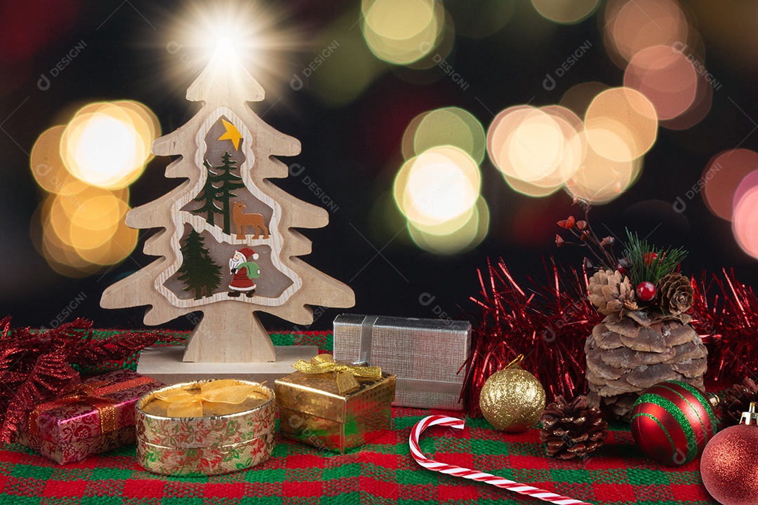 Árvore de Natal de madeira feita à mão. Decoração de Natal. fundo nevando.