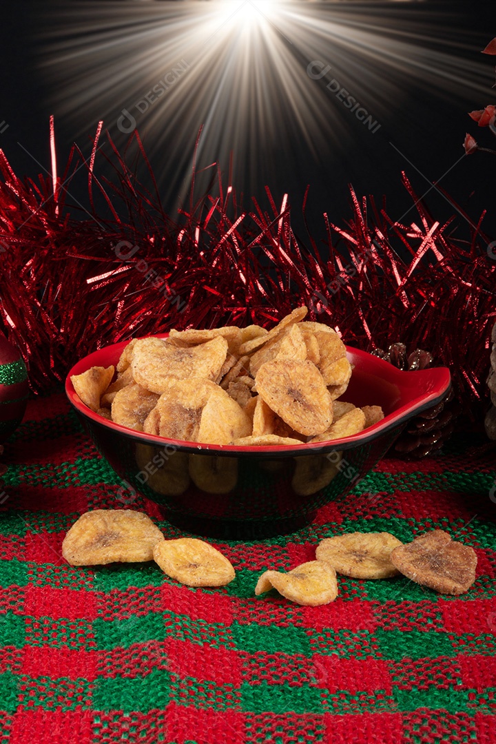 Comida tradicional de Natal de banana seca. Decoração de festa de natal