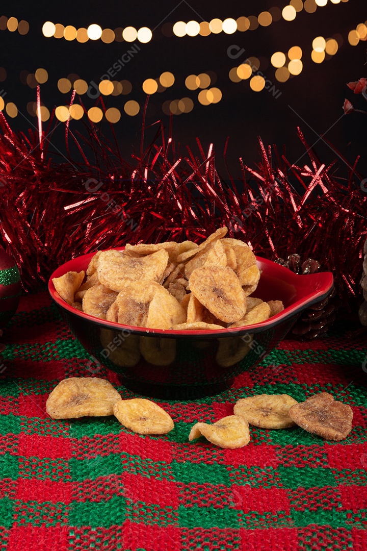 Comida tradicional de Natal de banana seca. Decoração de festa de natal