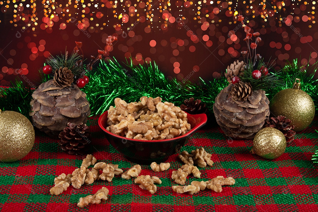 Nozes de comida tradicional de natal. Decoração de festa de Natal.