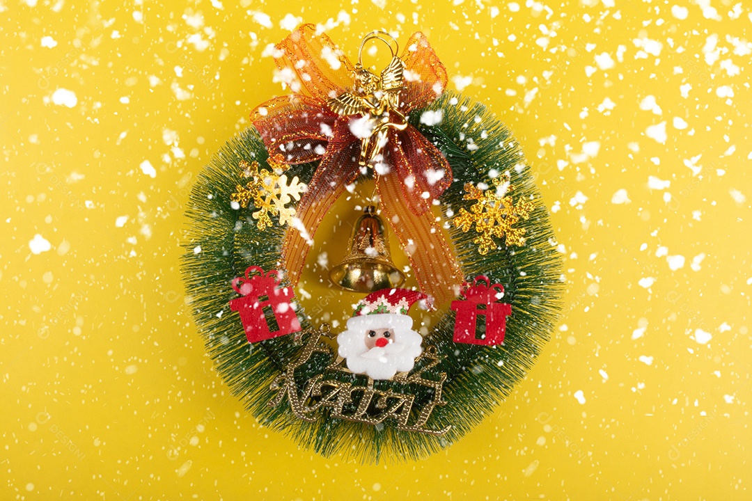 Decoração de natal com guirlanda de natal. fundo amarelo