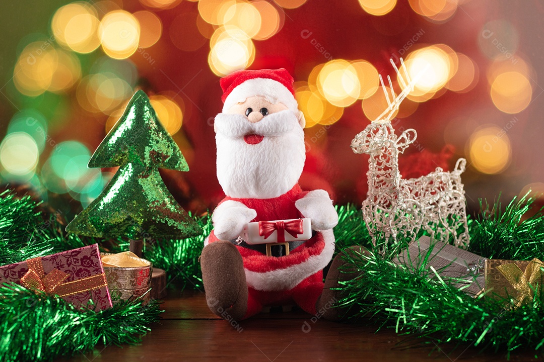 Decoração de Papai Noel com fundo de luzes. festa de Natal