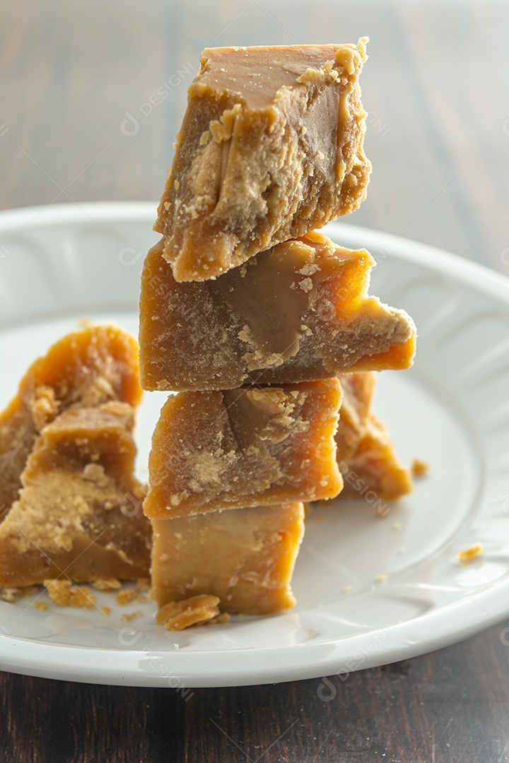 Rapadura brasileira, doce de cana-de-açúcar. Sobremesa típica tradicional.